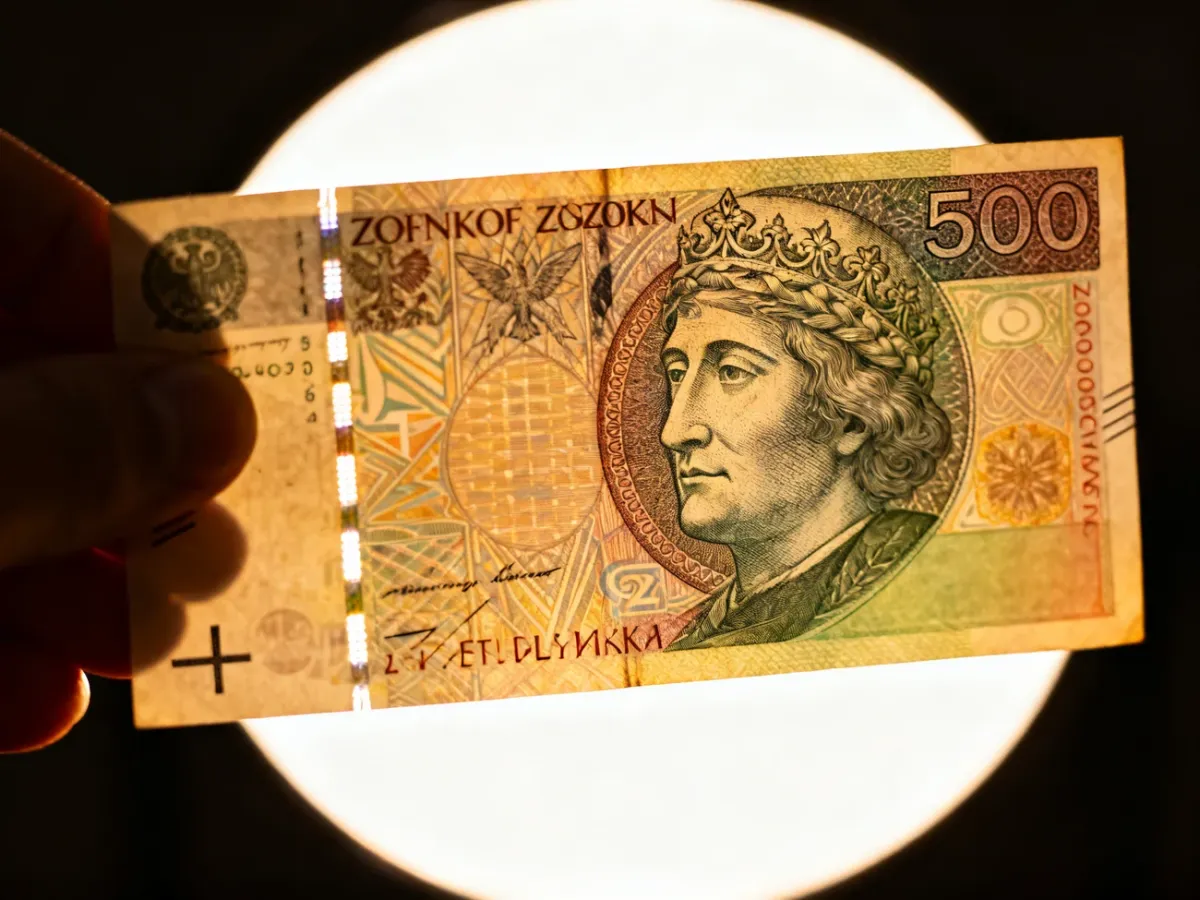 Banknot 500 zł oglądany pod światło z widocznym znakiem wodnym i nitką zabezpieczającą