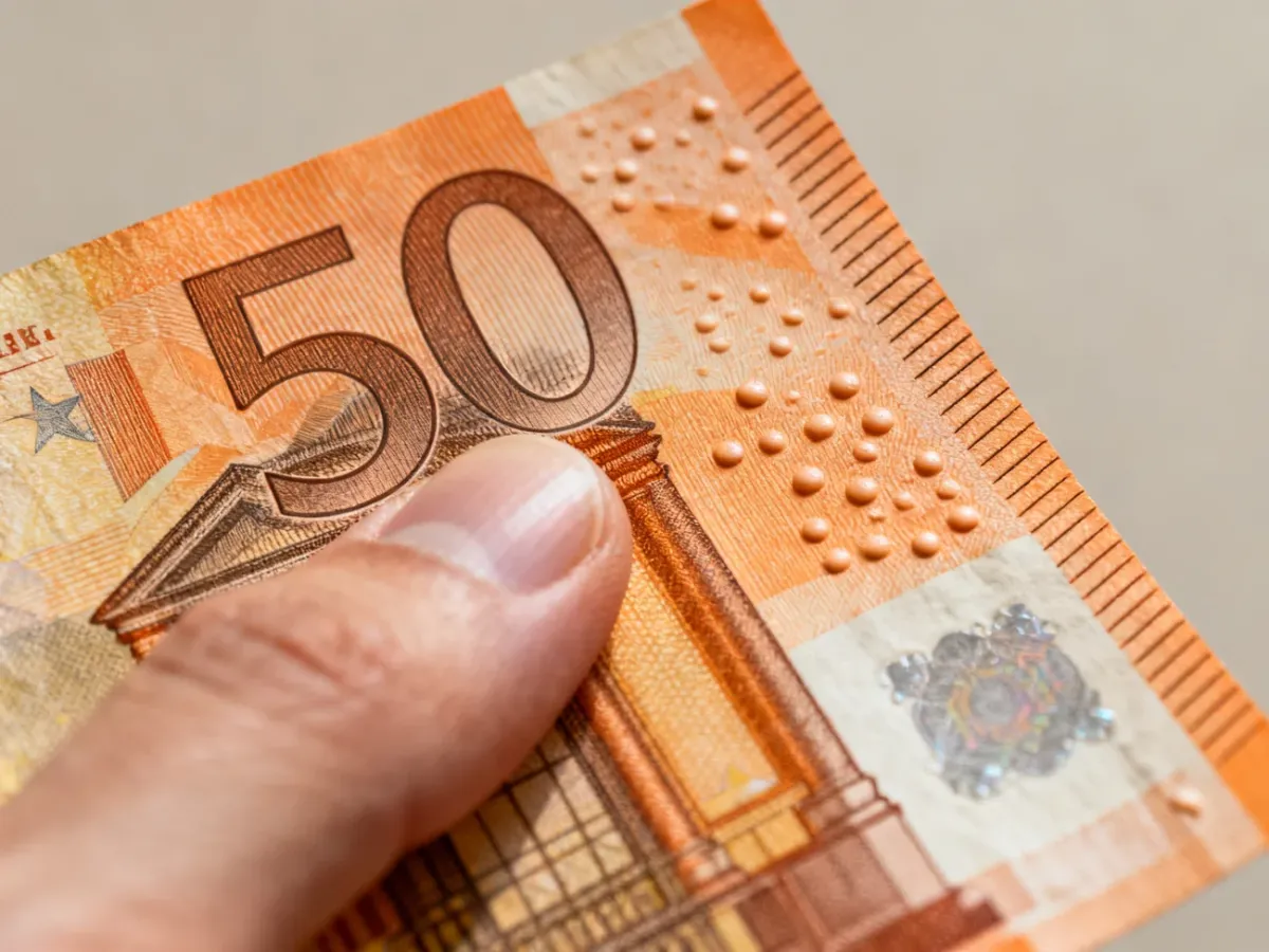 Sprawdzanie wypukłego druku banknotu 50 euro dotykiem