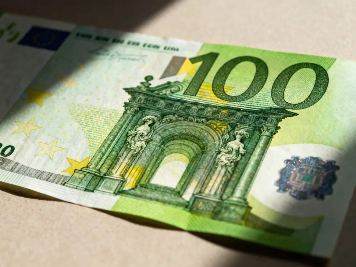 Zielony banknot 100 euro z motywami architektury baroku i rokoka