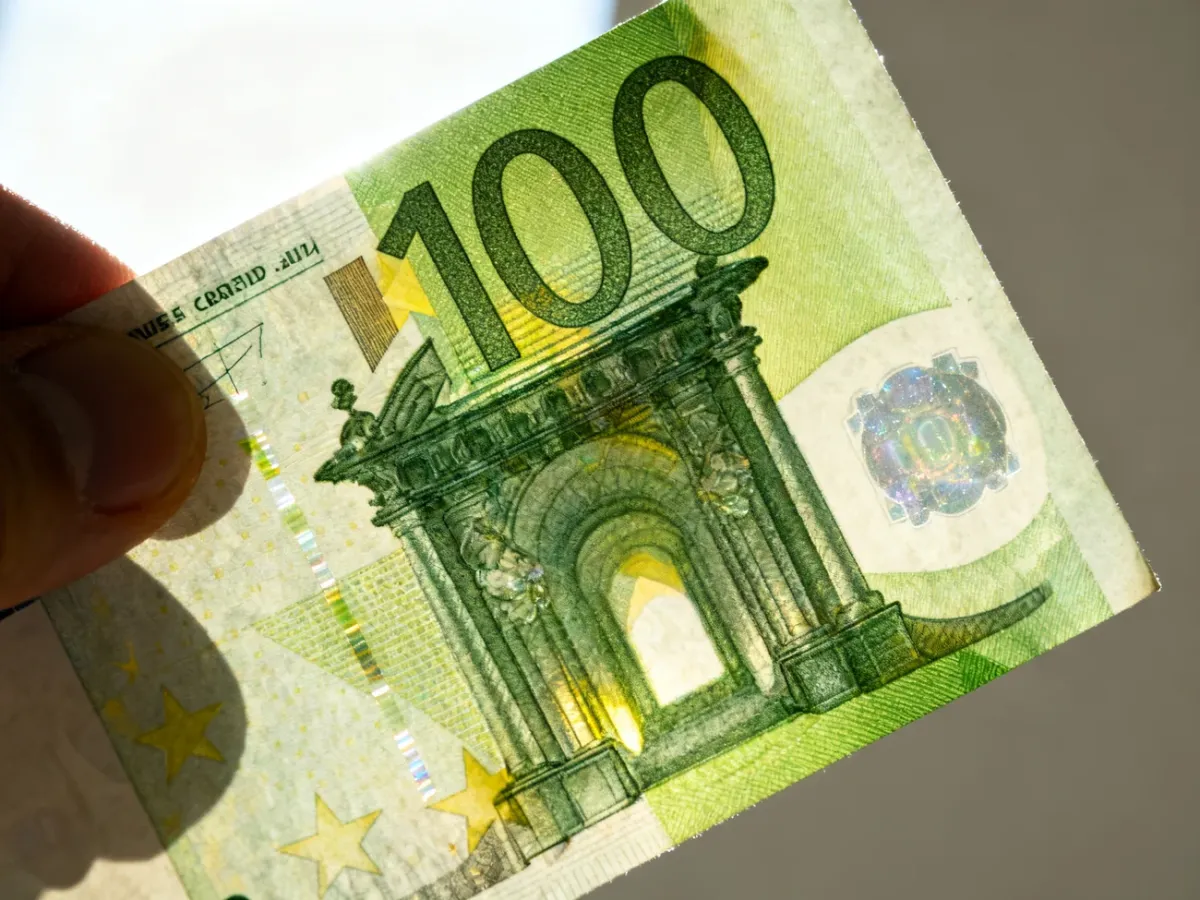 Banknot 100 euro oglądany pod światło w celu sprawdzenia znaku wodnego