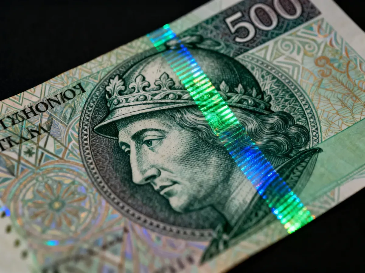 Przechylony banknot 500 zł z widocznymi zabezpieczeniami zmieniającymi wygląd