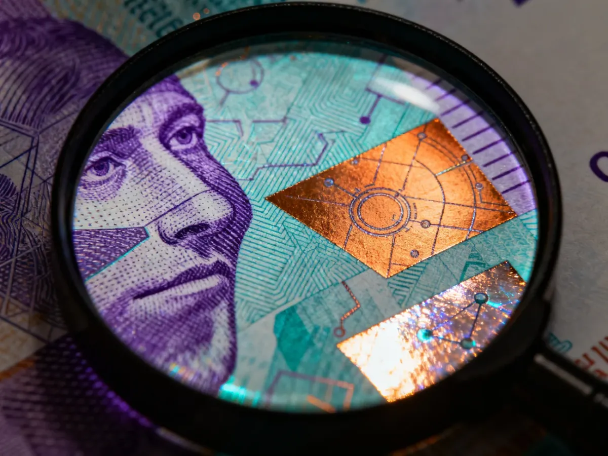 Szwajcarski banknot rocznicowy z abstrakcyjnymi motywami naukowymi i foliami optycznymi