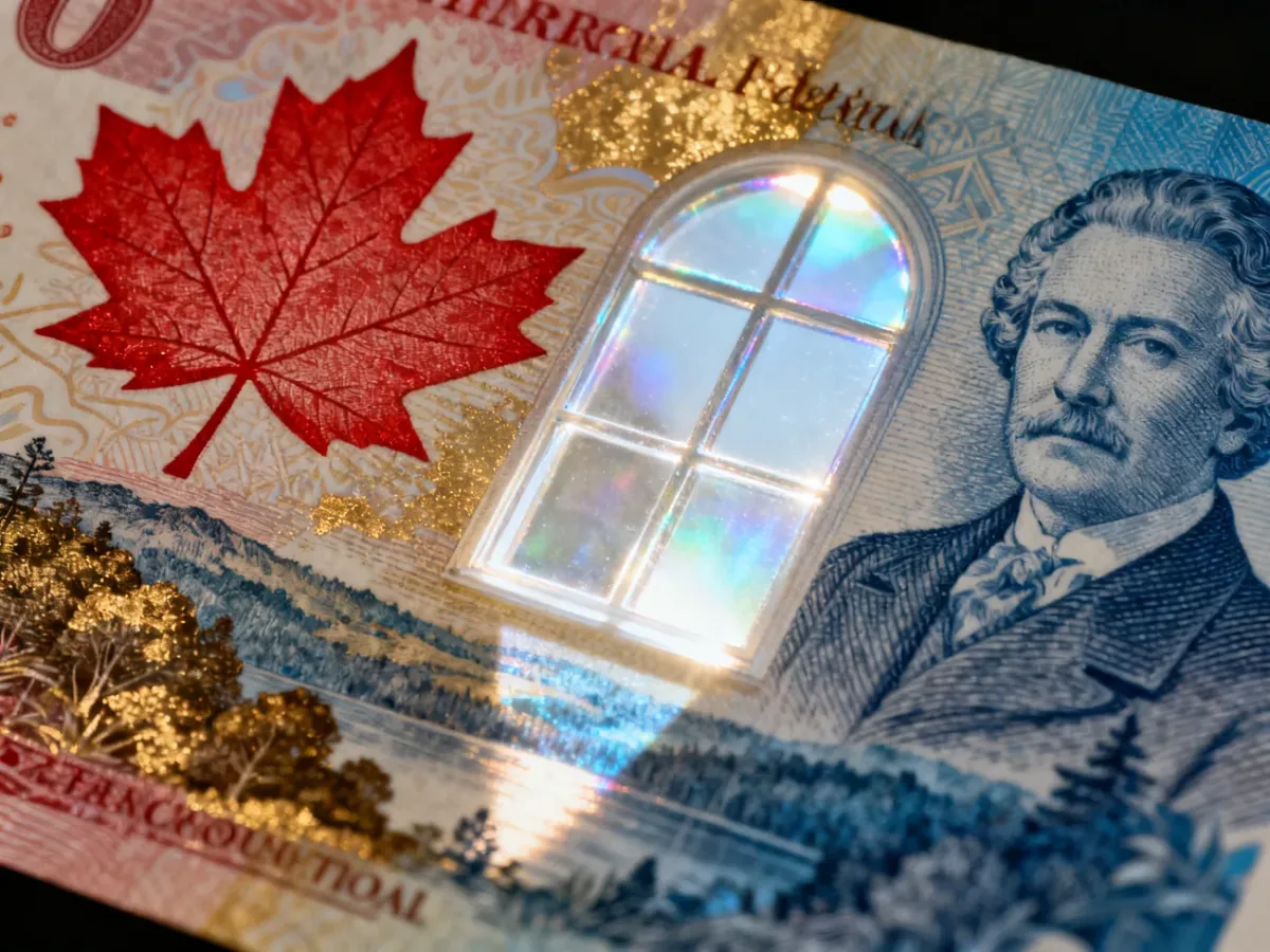 Kanadyjski banknot rocznicowy z motywem narodowym i holograficznym oknem