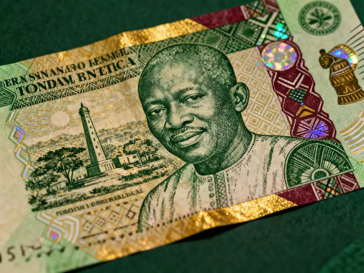 Nigeryjski banknot rocznicowy z symboliką narodową i scenami historycznymi
